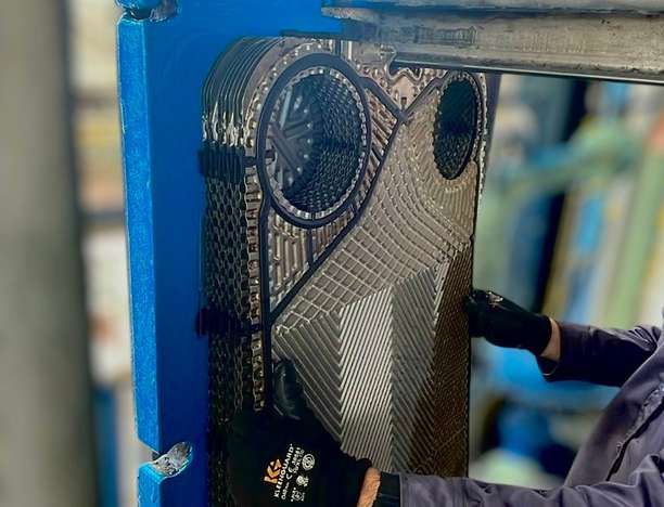 Cambio de empaques en intercambiador de placas - Enermast